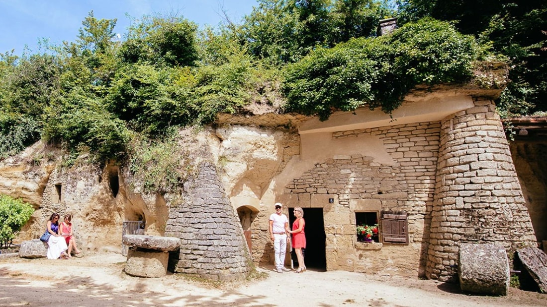 À 30 km de Nantes, ce village troglodyte de 8 hectares attire plus de 30 000 visiteurs chaque année