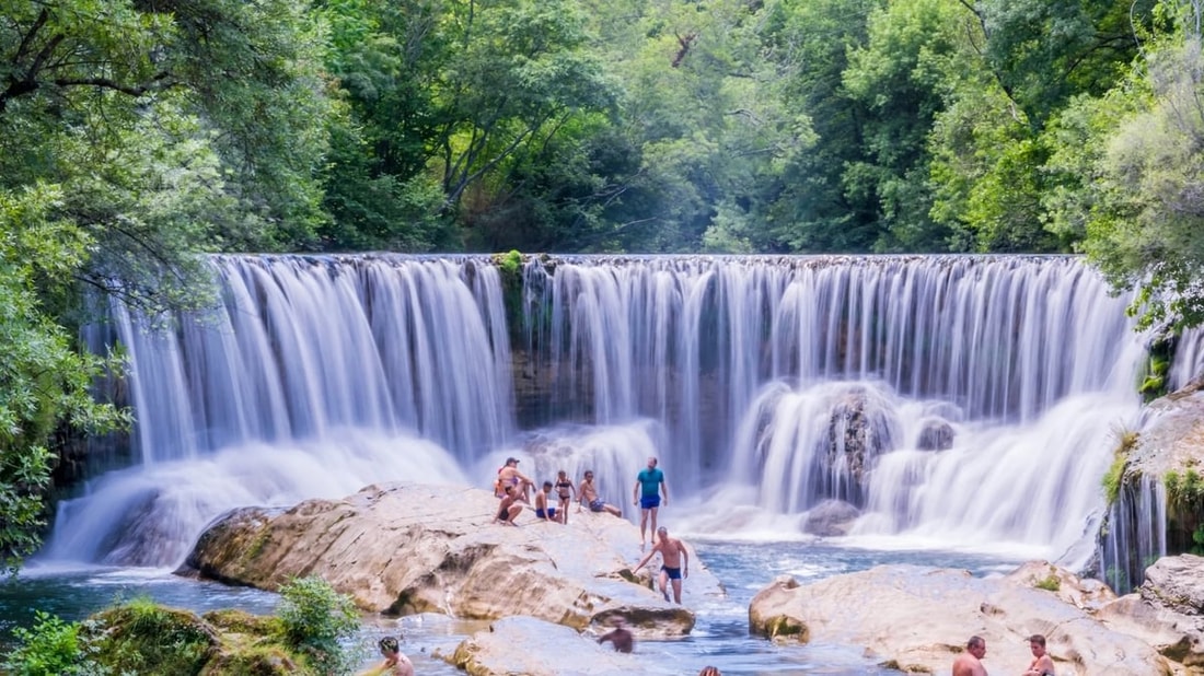 15-20°C en octobre, découvrez cette cascade de 32 mètres en demi-cercle unique en France