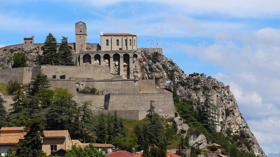 À 485m d'altitude, ce carrefour stratégique a résisté à 2000 ans de conflits