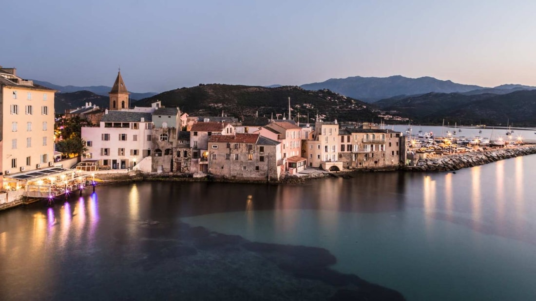 À 40 km de Bastia, Saint-Florent offre un panorama à 360° entre mer azur et montagnes de 2700 mètres