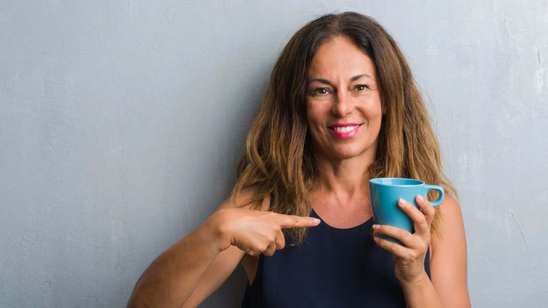 Ménopause : buvez cette tisane chaque soir pour réduire vos bouffées de chaleur de 80%