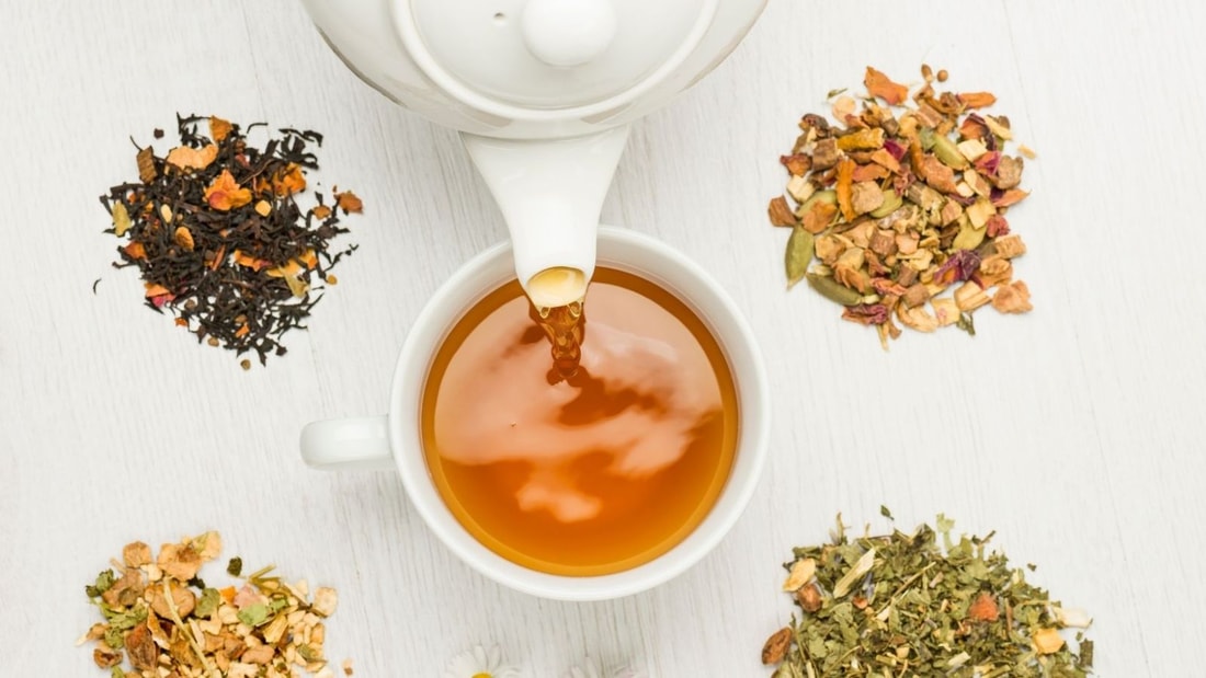 82% de douleurs articulaires en moins : la tisane qui fait fureur cet été