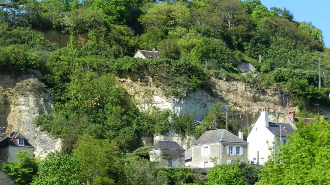 277 habitants, un château hanté, des maisons troglodytes : ce village a tout pour vous surprendre