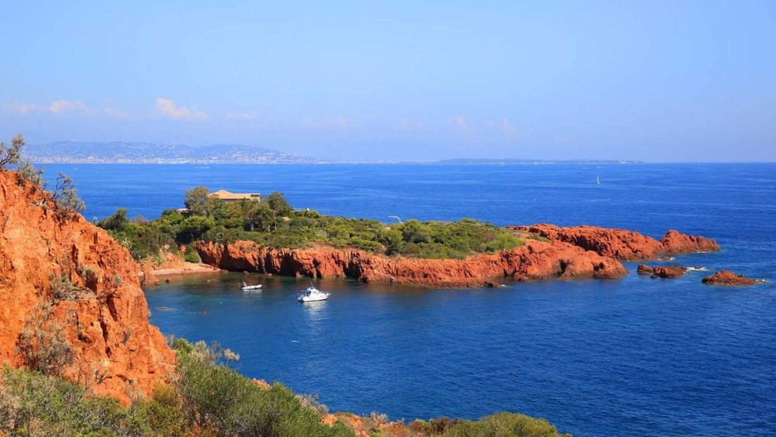 À 760 mètres d'altitude, ce village offre les plus belles vues sur 4 km de littoral azuréen