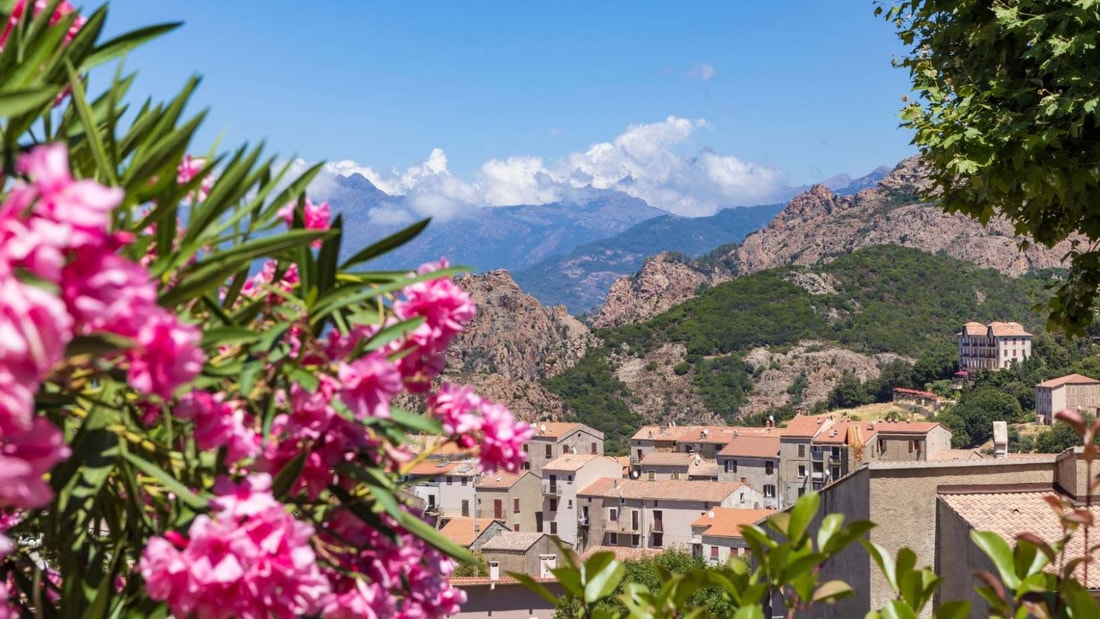 À 12 km de Porto, découvrez le village corse aux 325 jours de soleil par an