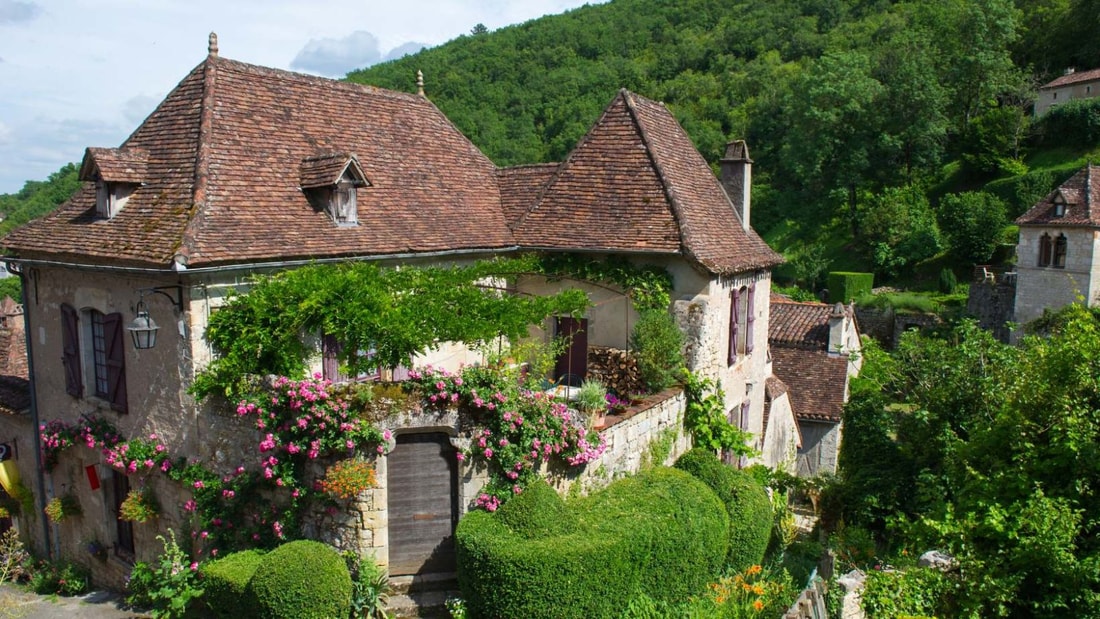 Élu Village préféré des Français en 2012 : 13 monuments historiques dans 200 mètres de rues pavées