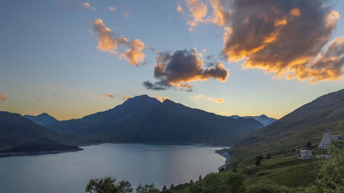 Ce lac artificiel de 6,5 km² à 1974 m d'altitude se pare d'or et de cuivre chaque automne