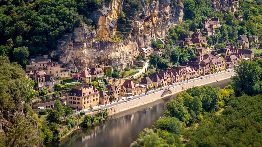 Les maisons de ce village semblent accrochées à une falaise vertigineuse de 80 mètres de haut