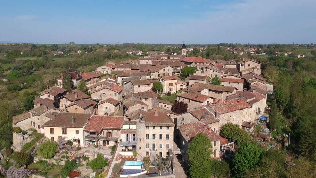 Cette cité médiévale de 4 hectares et 1200 habitants, accueille chaque année 400 000 visiteurs, soit 333 fois sa population