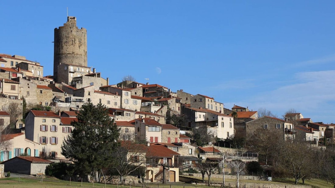 Quel village auvergnat détient les secrets d'une vie zen entre volcans et vignes ?