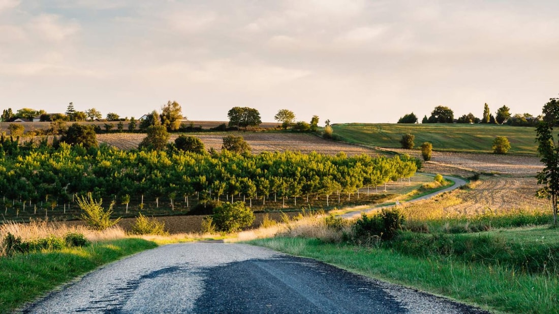 Quel village gascon détient les secrets d'une vie équilibrée entre Antiquité et Moyen Âge ?