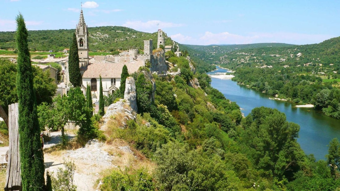 Comment ce village de 1,8 km² attire 100 000 visiteurs chaque année ?