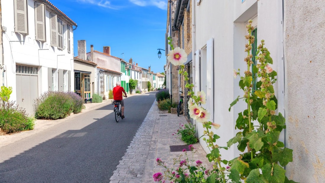 À seulement 30 km de La Rochelle, ce village de l'île de Ré vous transporte 5 siècles en arrière