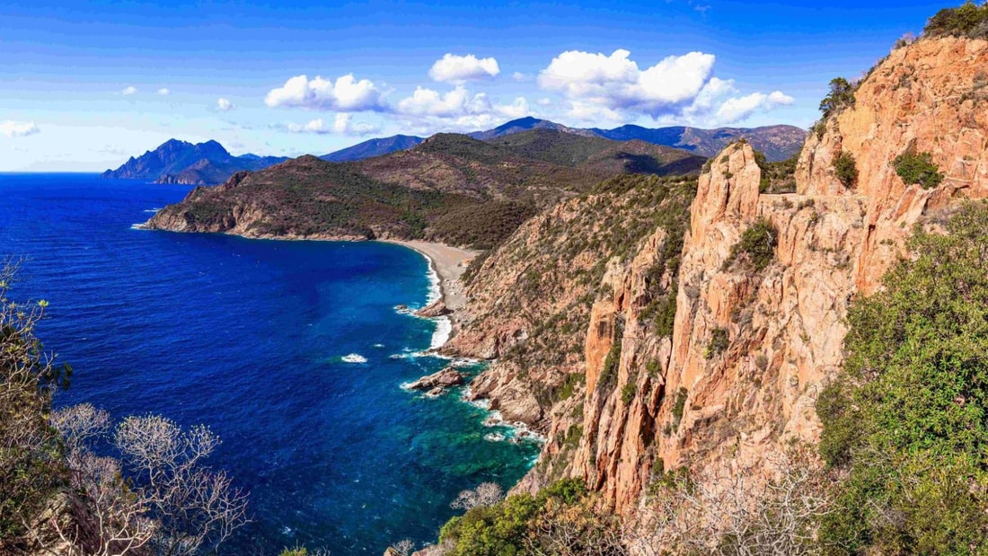 Ces falaises de 300 mètres de haut plongent dans la Méditerranée depuis 250 millions d'années