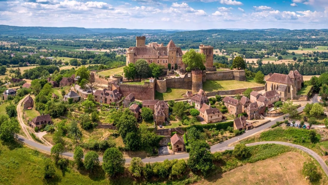 Cette forteresse médiévale de 5000m² cache le plus grand musée d'opéra privé de France