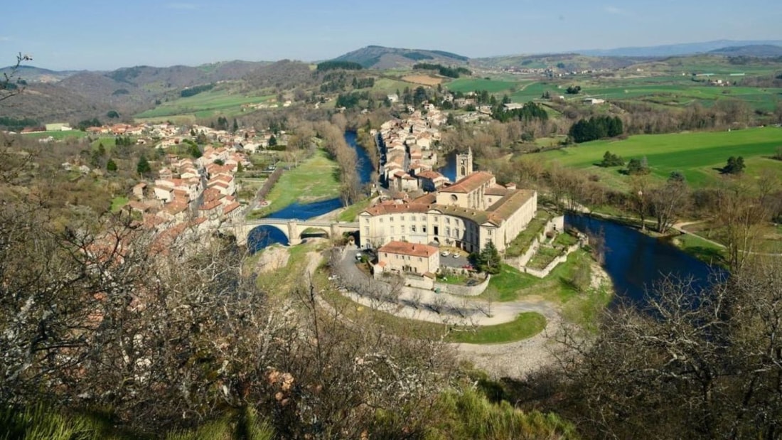 À 520 mètres d'altitude, ce village médiéval de 7 hectares domine les gorges de l'Allier