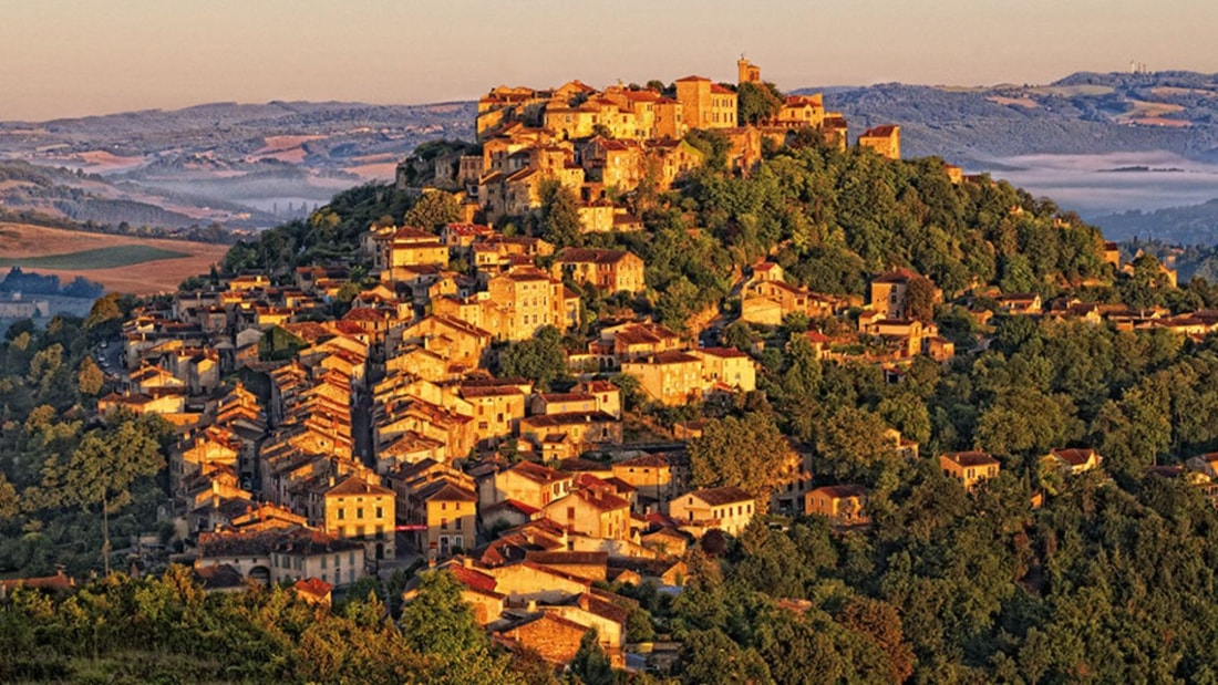 Ce village médiéval flotte au-dessus des nuages 100 jours par an