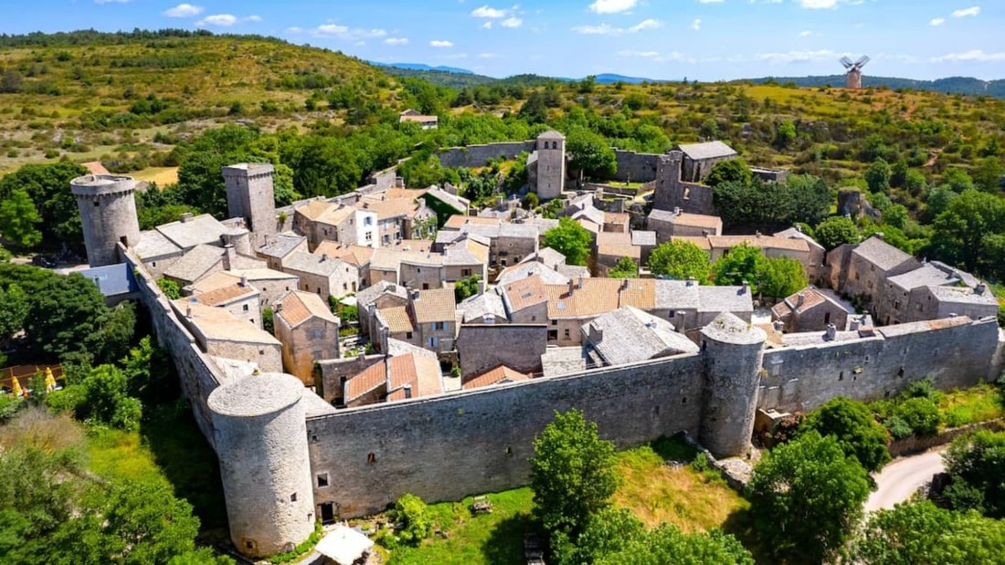 Cette forteresse de 2,5 hectares dans l'Aveyron a survécu 900 ans sans perdre une pierre