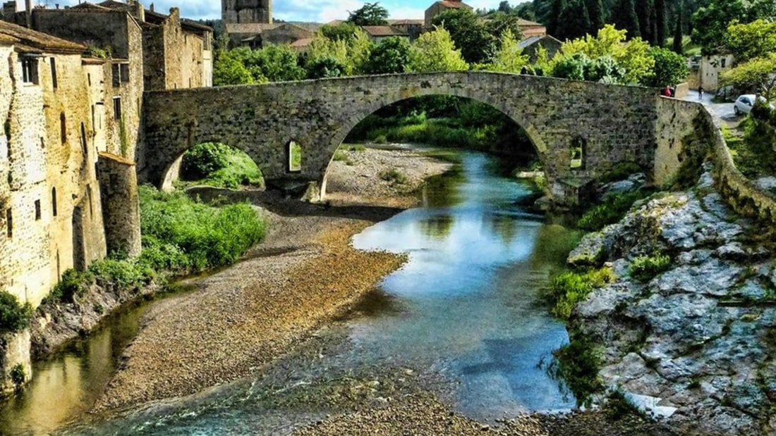 À 45 km de Carcassonne, ce village conserve intact son charme du Moyen Âge