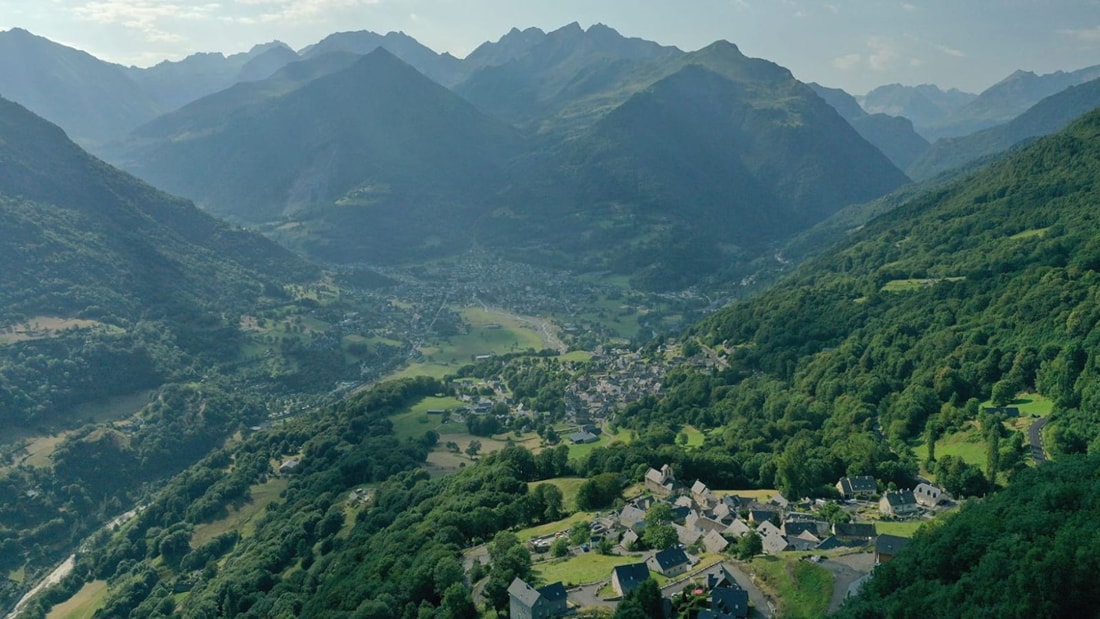 À 711 mètres d'altitude, ce village thermal offre un panorama à 360° sur les sommets pyrénéens