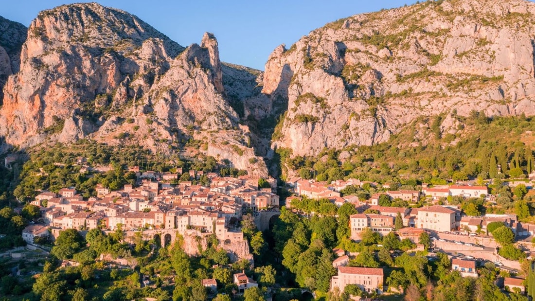 Ce village provençal domine un lac artificiel de 2200 hectares aux eaux turquoise