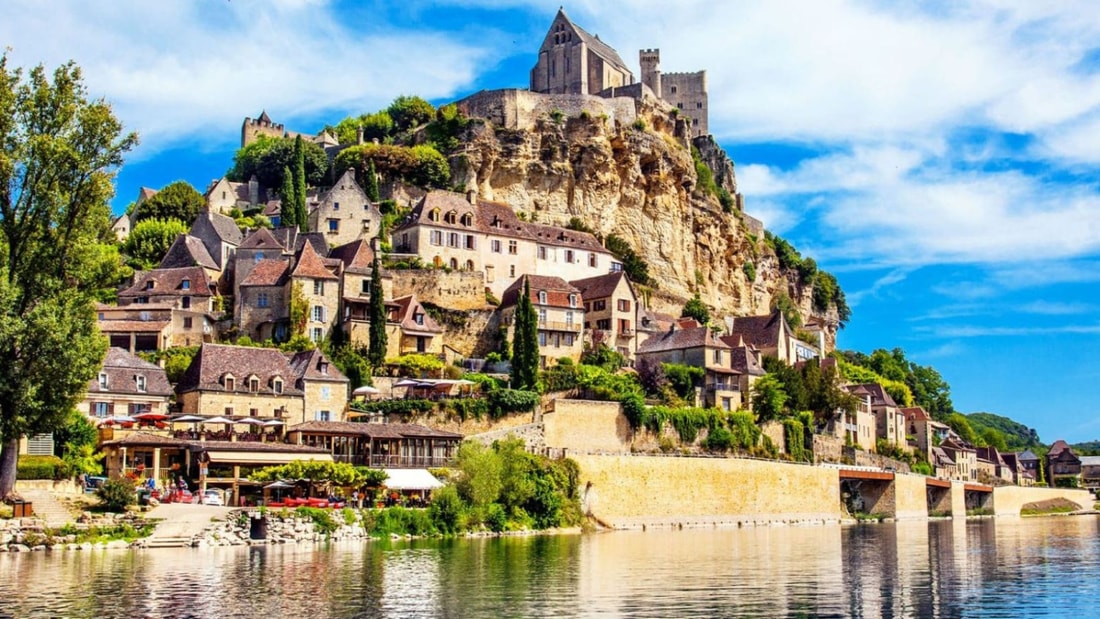 Visitez l'un des 159 Plus Beaux Villages de France, dominé par un château vieux de 9 siècles