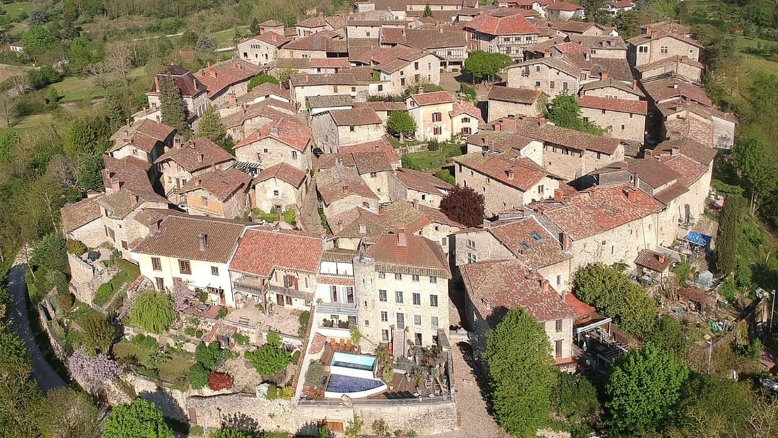 Découvrez la cité fortifiée française figée dans le temps depuis 1470