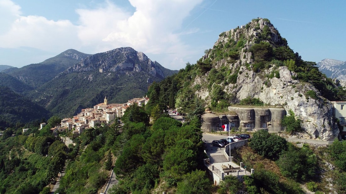 Découvrez le village littoral le plus haut d'Europe, perché à 800m au-dessus de la Méditerranée