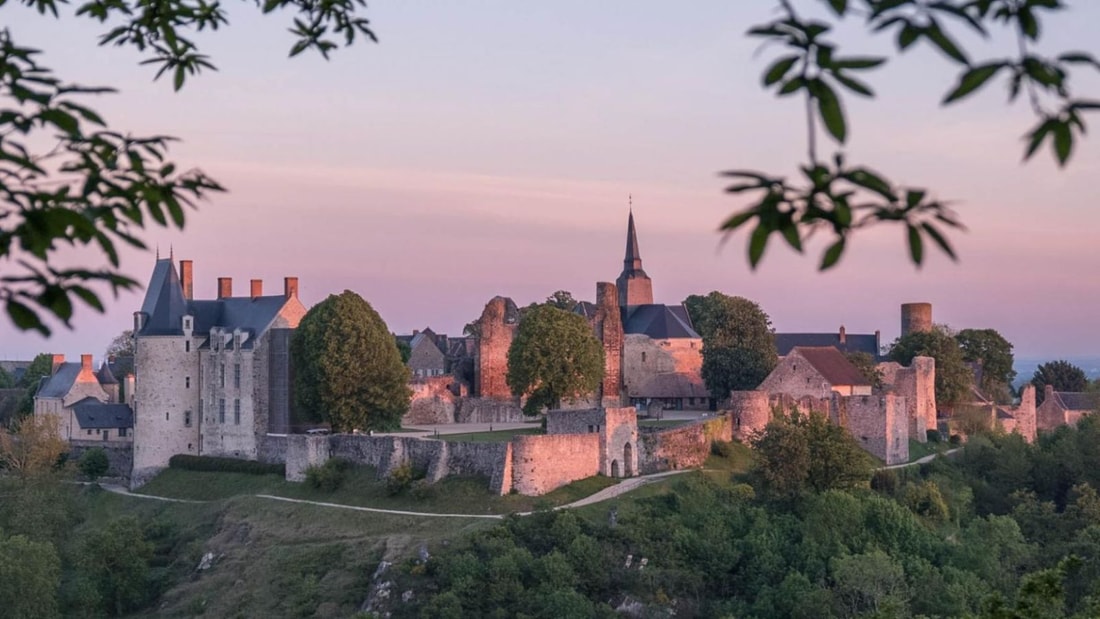 Visitez le donjon de 24 mètres qui domine la Mayenne depuis 1000 ans