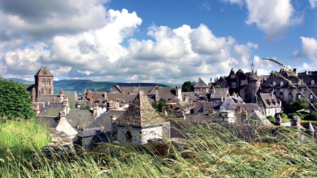 Le village médiéval où chaque pierre raconte 1000 ans d'histoire auvergnate