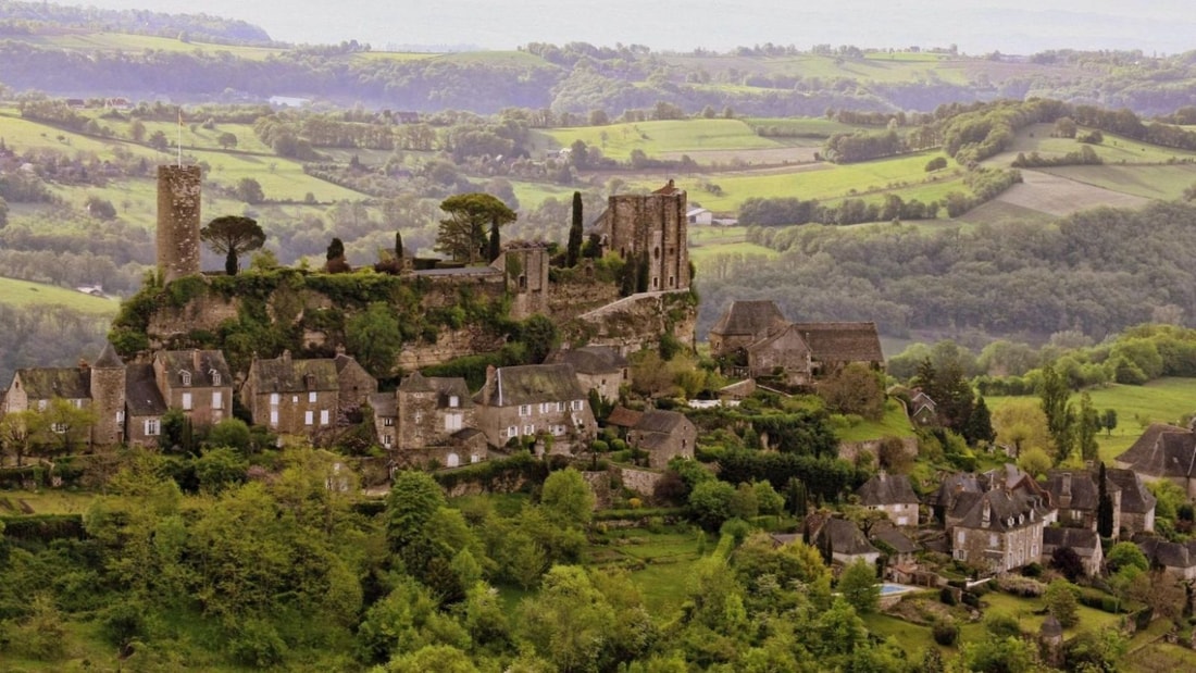 Explorez les 3500 hectares de forêt qui entourent ce village classé de Corrèze