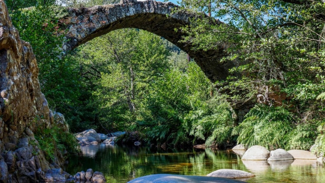 À 800 mètres d'altitude, ce village corse offre une vue imprenable sur la mer à 30 km