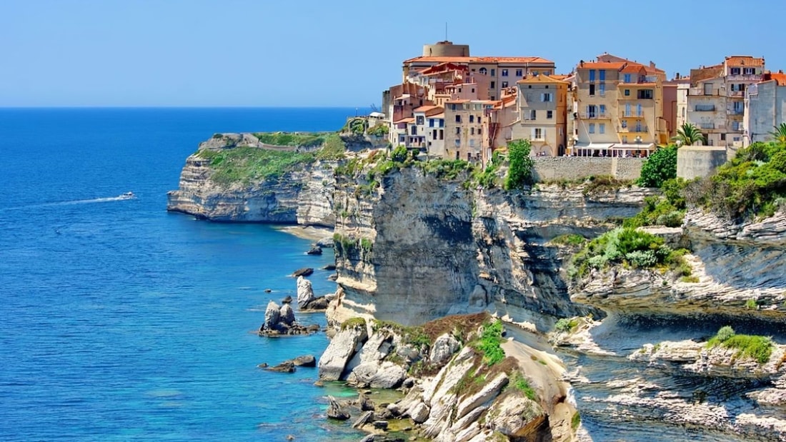 Cette ville corse perchée à 70 mètres au-dessus de la mer défie la gravité depuis plus de 1200 ans