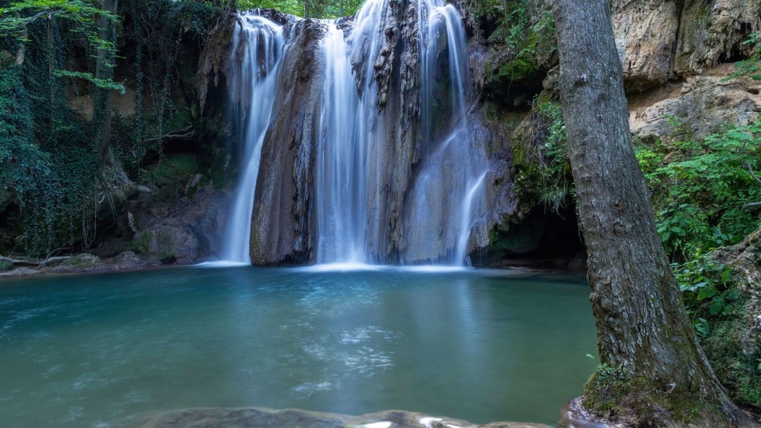 7 km de sentier pour admirer des cascades de 15 mètres de haut dans ce village ariégeois