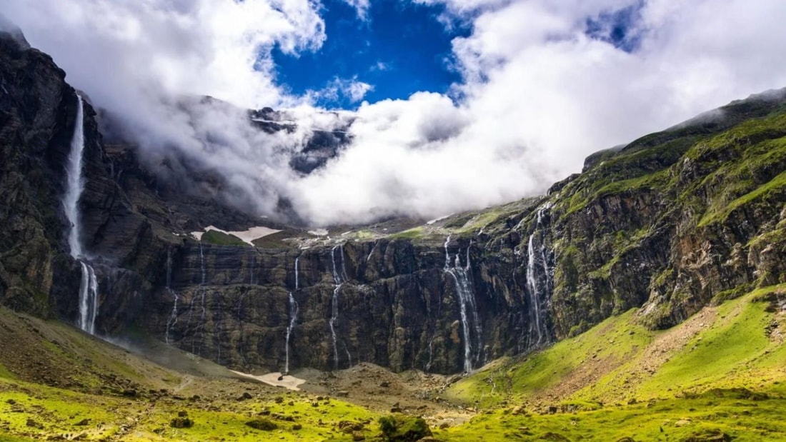 Ce cirque naturel de 6,5 km abrite la plus haute cascade de France à 422 mètres