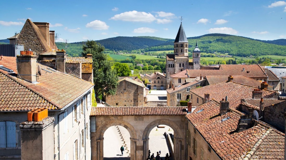 Comment une abbaye du Xe siècle influence encore l'éducation française aujourd'hui