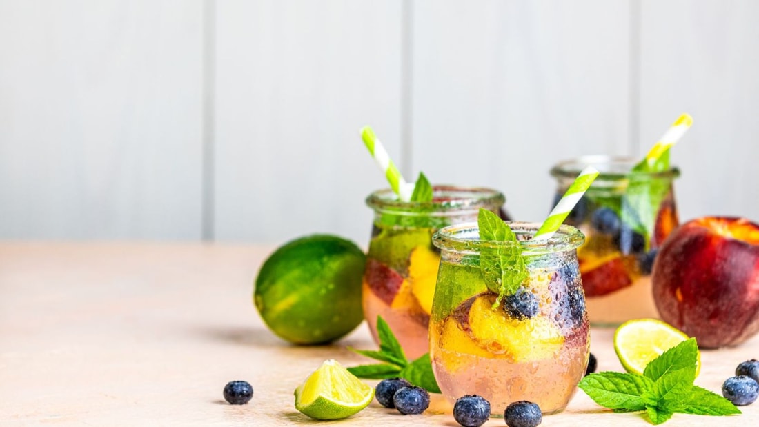 Les eaux infusées aux fruits rouges, l'indispensable pour une ménopause radieuse et hydratée