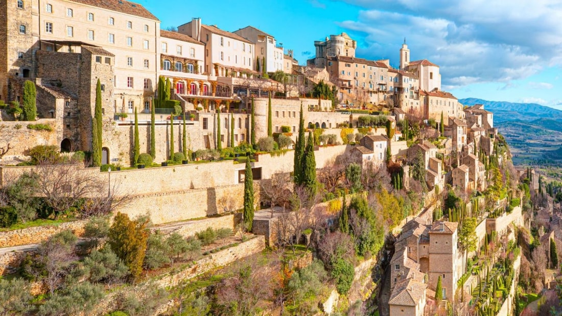 Perché à 635 mètres d'altitude, ce village offre une vue à 360° sur 40 km de paysages