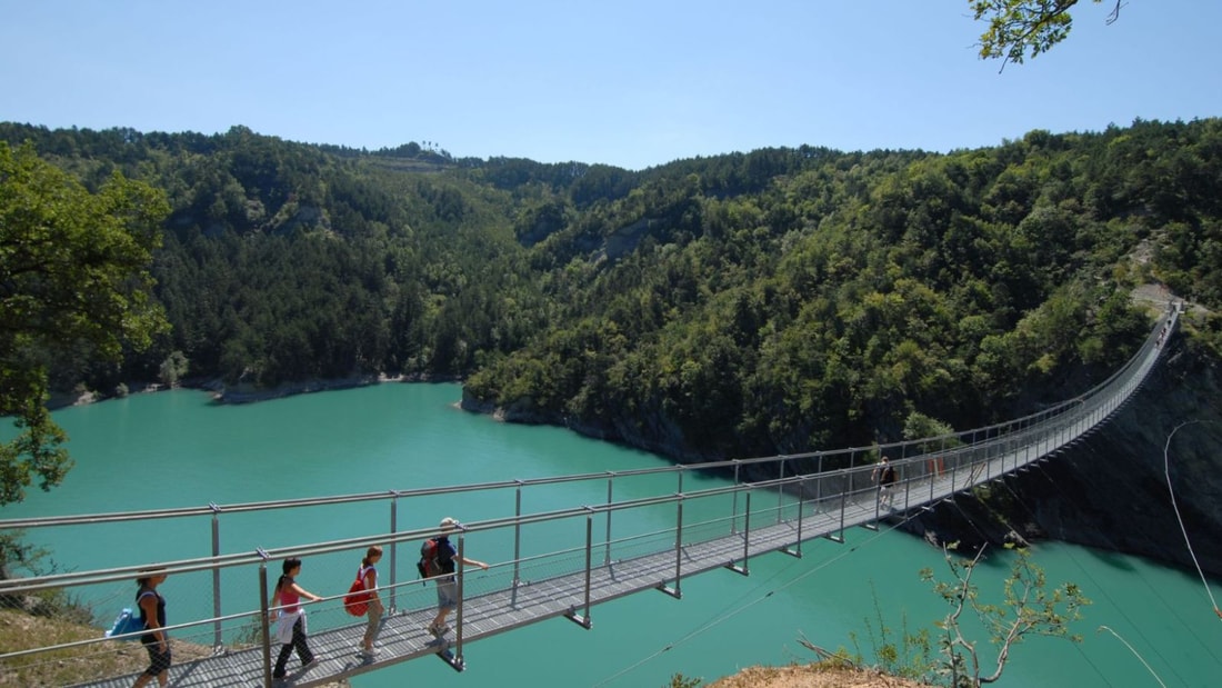 Suspendues à 45 mètres au-dessus des eaux turquoise, ces passerelles offrent une randonnée à couper le souffle