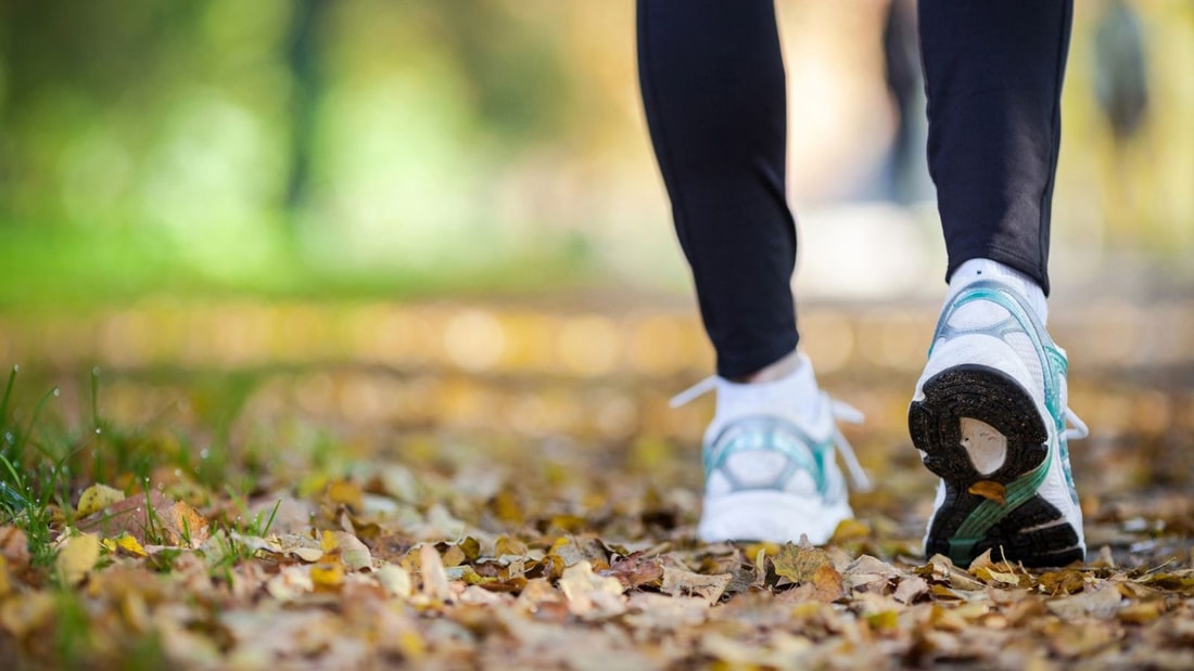 5 bénéfices surprenants de la marche arrière comparée au jogging