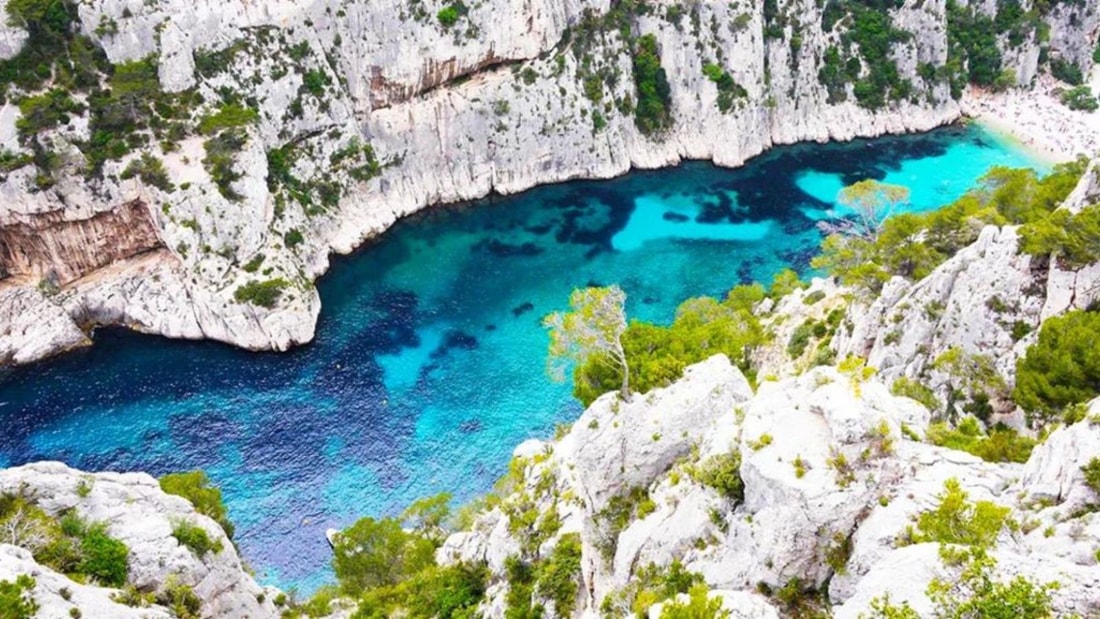 Mes falaises calcaires plongent dans les eaux turquoise de la Méditerranée, créant des criques étroites et profondes