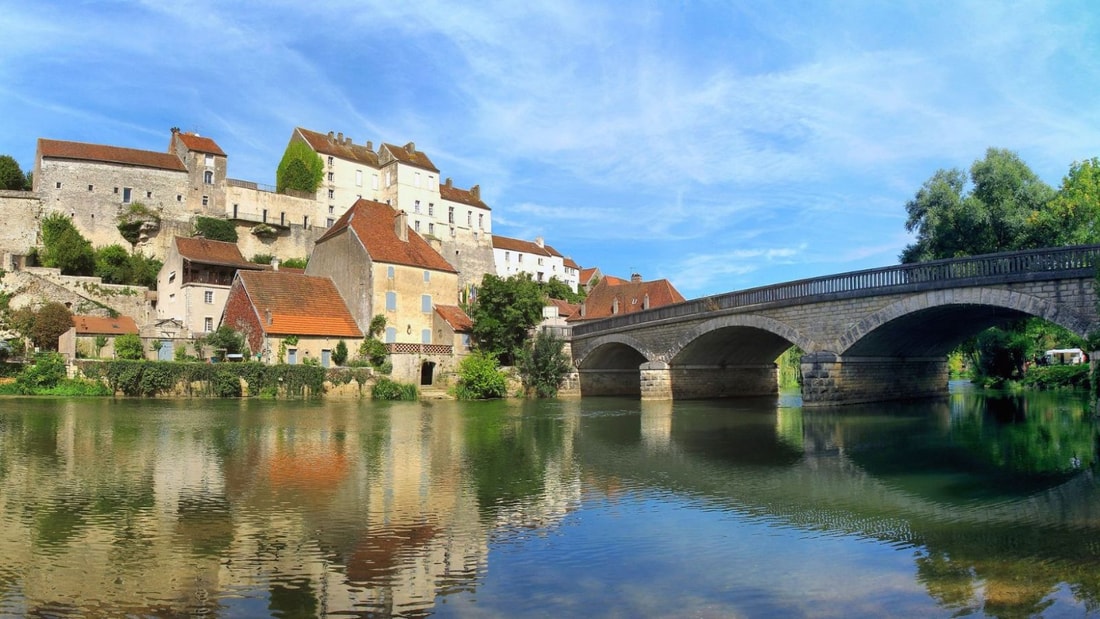 Entre Dijon et Besançon, ce village est un véritable livre d'histoire à ciel ouvert