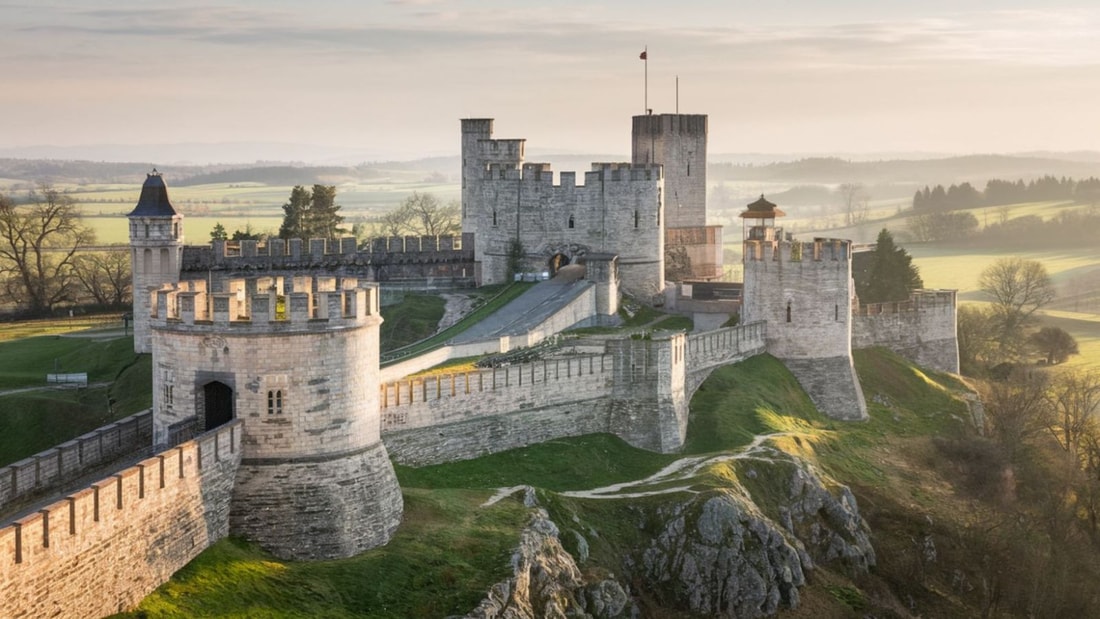 Explorez les 2 kilomètres de remparts qui protégeaient ce château stratégique des attaques ennemies au Moyen Âge