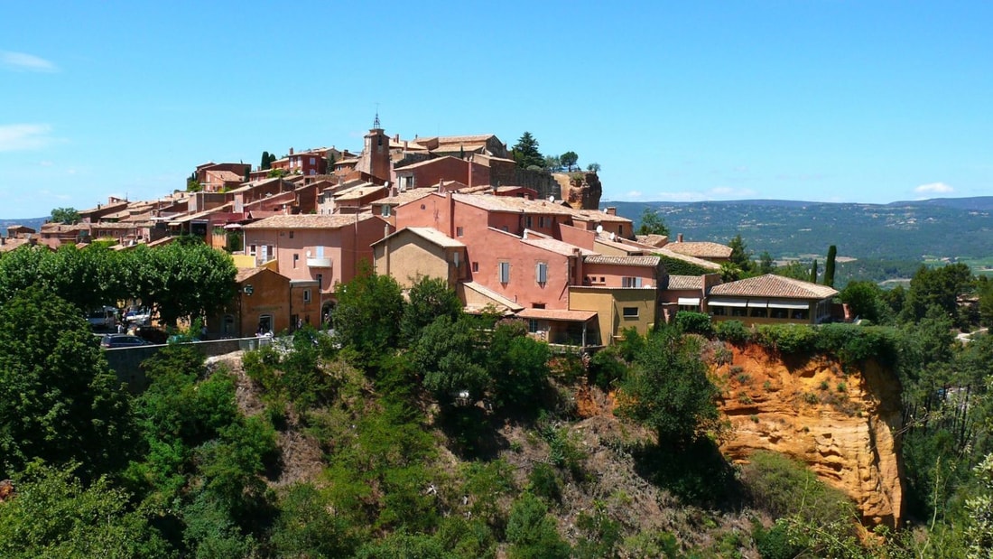 Ce village provençal de 1300 habitants est entouré de falaises d'ocre aux 17 nuances différentes