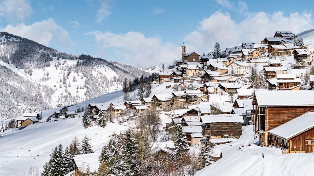 Découvrez le village des Hautes-Alpes qui domine l'Europe à 2042 mètres