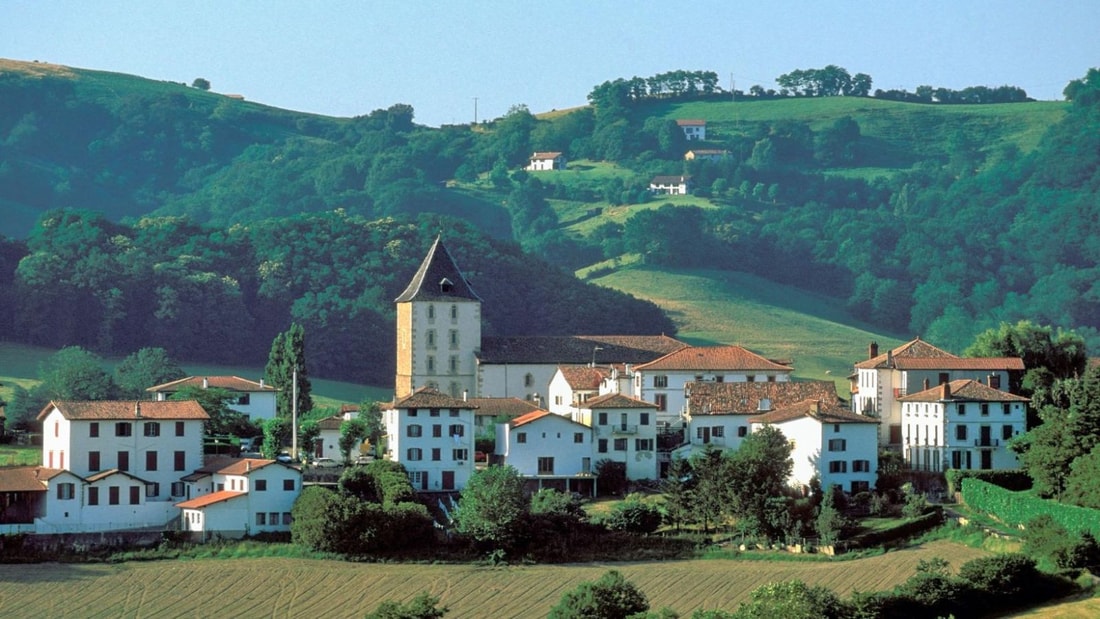 À seulement 20 km de la côte basque, ce village cache des secrets préhistoriques incroyables