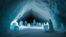 Cette grotte de glace de 100m de long cache un village du Père Noël sculpté dans la glace