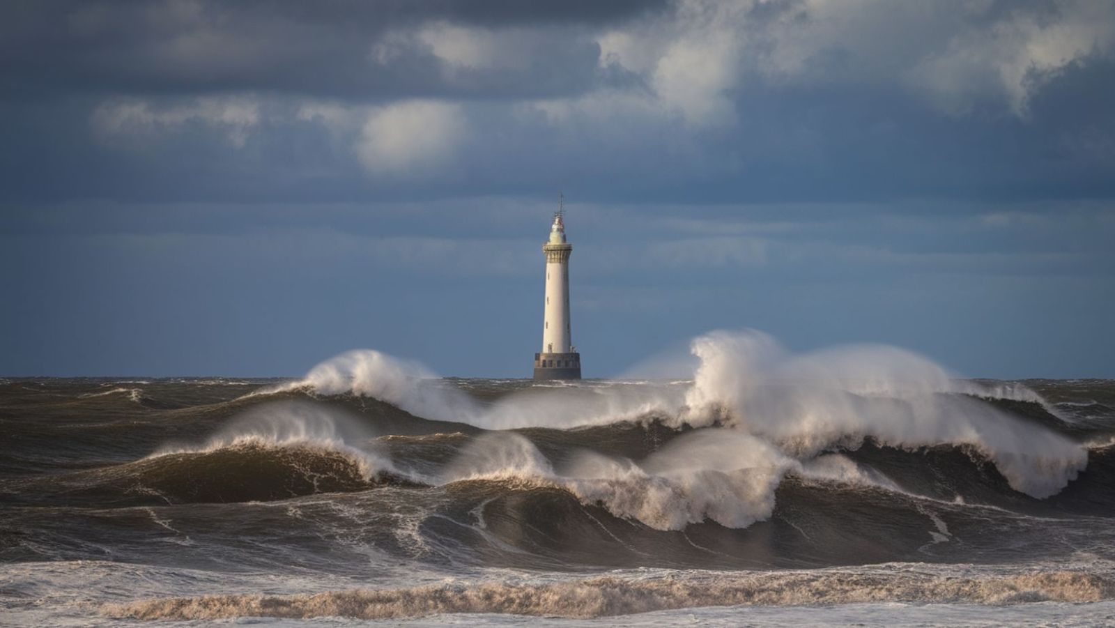 Ce phare automatisé depuis 1983 veille sur l'un des passages les plus dangereux de la Manche à 9 km au large