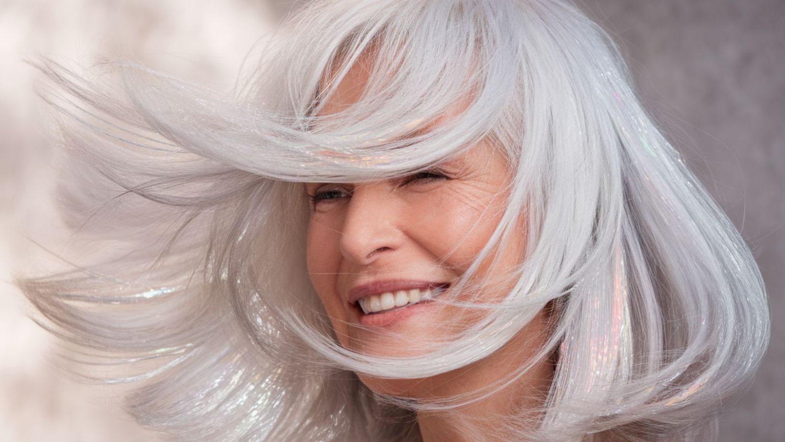 Le nouvel or capillaire: comment sublimer vos cheveux blancs sans les cacher
