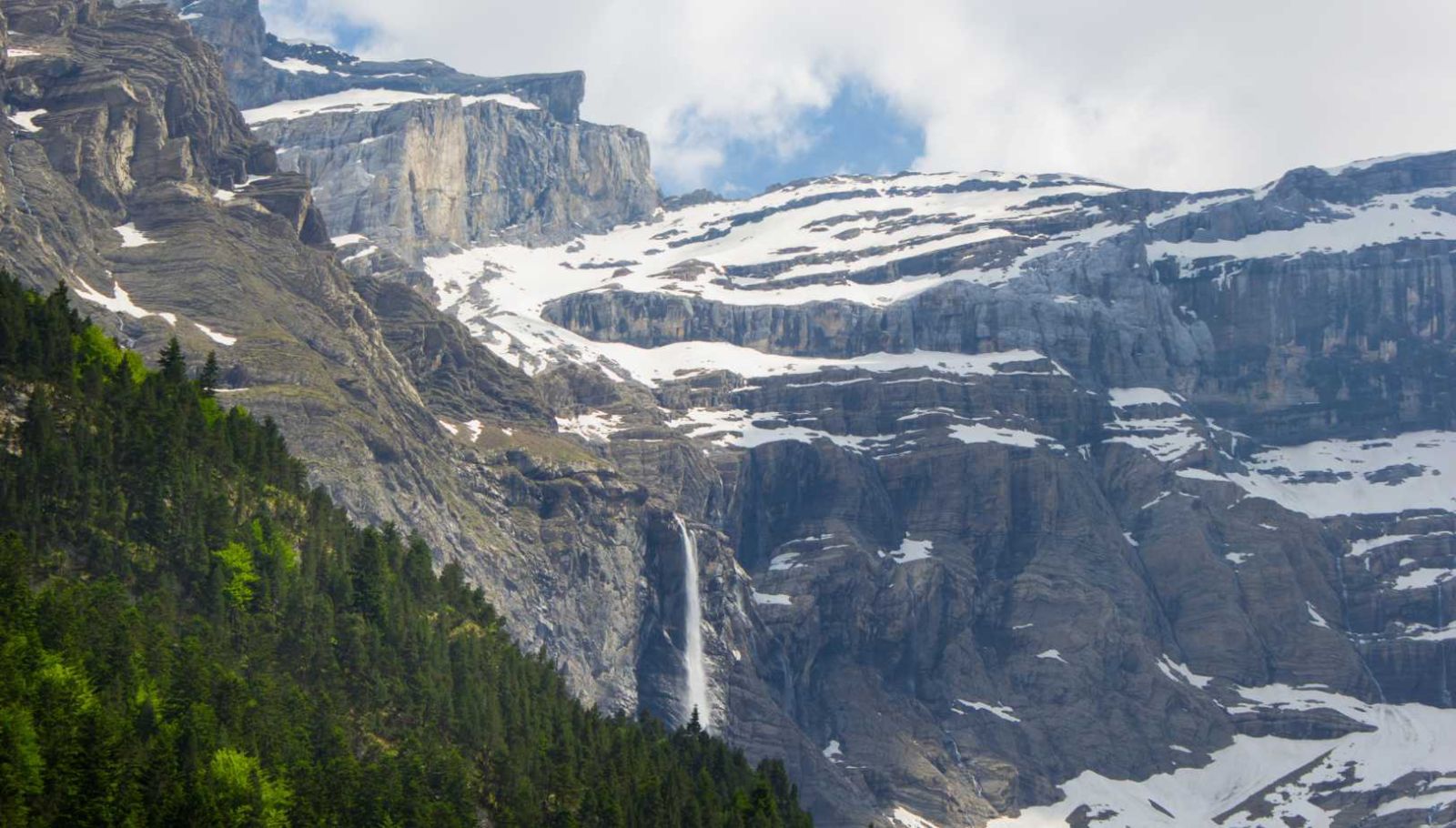 Ces cascades des Pyrénées et des Alpes se transforment en palais de cristal l'hiver